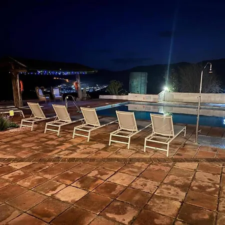 Spacious With Pool *