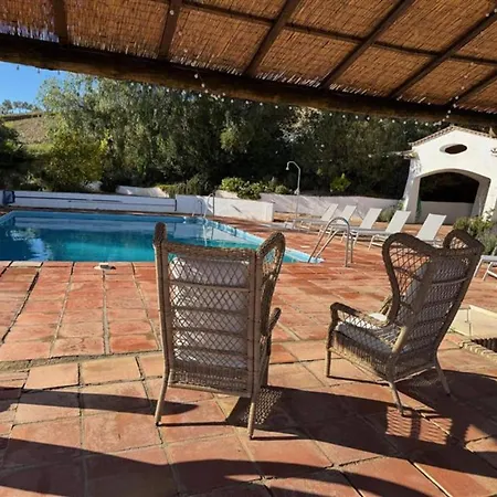 Spacious With Pool Algamitas